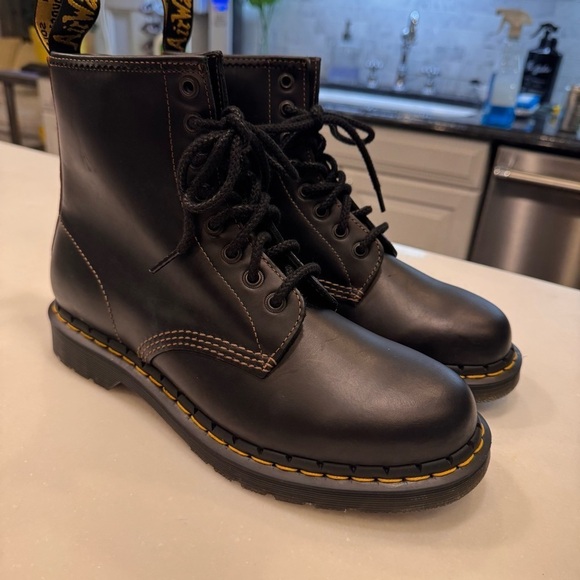 Dr. Martens 1460 Black Leather Round Toe Lace Up Ankle Boots Sz Men 9 Women 10.5 main image 4